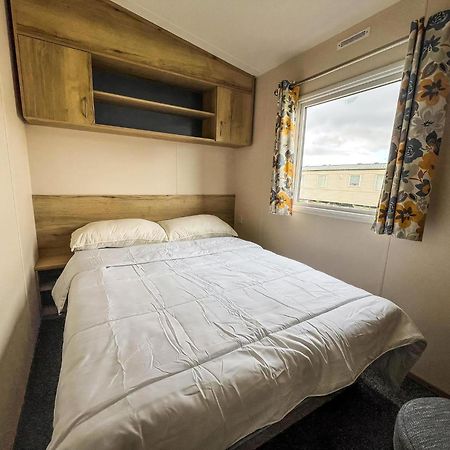 Homely 8 Berth Caravan At Dovercourt Holiday Park, Essex Ref 44201H Great Oakley  Exterior foto
