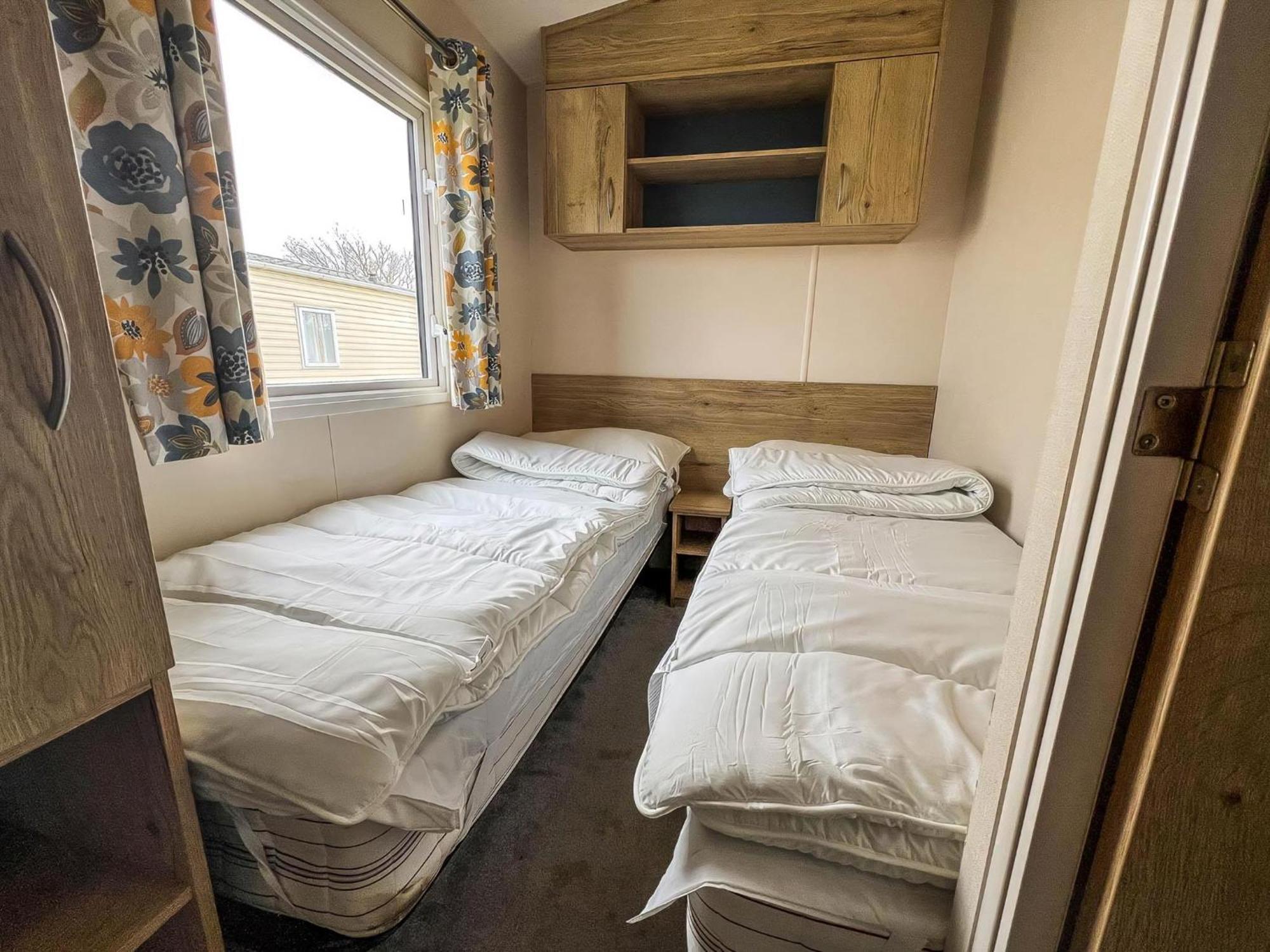 Homely 8 Berth Caravan At Dovercourt Holiday Park, Essex Ref 44201H Great Oakley  Exterior foto